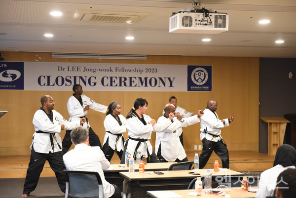12일연세대학교원주연세의료원외래센터에서열린이종욱펠로우십임상과정프로그램수려식에서수료자들이태권도시범을보이고있다.