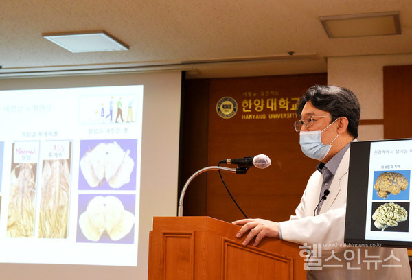 23일한양대병원강당에서진행된‘2024년루게릭병환우를위한건강강좌’에서신경과오기욱교수가강연을하고있다.