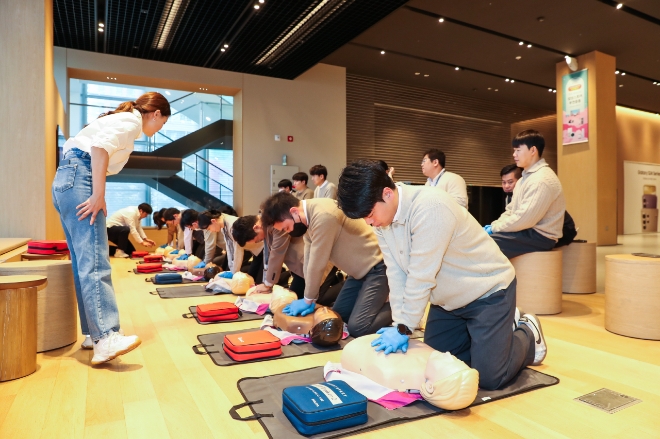 삼성전자의 오프라인 매장인 삼성스토어는 직원 대상으로 매장 내 응급 상황 발생 시 대처능력 향상을 위한 ‘응급처치 및 심폐소생술(CPR) 교육’을 실시한다고 26일 밝혔다. 사진은 삼성스토어 부천중동점에서 교육 중인 모습. (사진 = 삼성전자 제공)