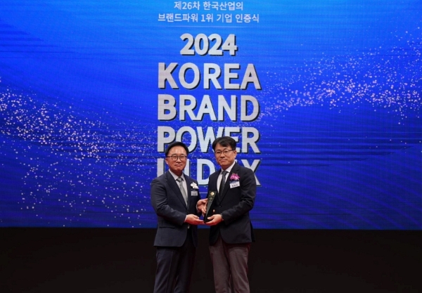 변희성 CJ푸드빌 외식사업본부장(오른쪽)과 한수희 한국능률협회컨설팅 대표