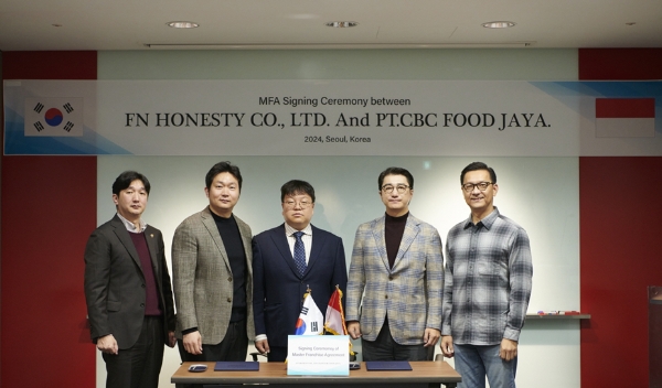 인도네시아 진출을 위한 마스터 프랜차이즈 협약을 체결하고 김영문 푸드나무 대표(왼쪽에서 두번째), 박재훈 에프엔어니스티 대표(가운데), 노동욱 PT.CBC FOOD JAYA 대표(오른쪽에서 두번째) 등 참석자들이 기념촬영을 하고 있다.(사진제공=푸드나무)
