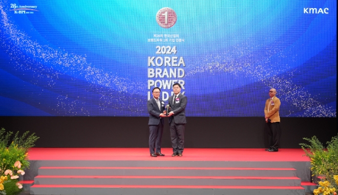 지난 26일 한국능률협회(KMAC)가 주관하는 ‘2024 한국산업의 브랜드파워(K-BPI)’ 1위 인증식에서 이원택 롯데GRS 마케팅부문 상무가 인증패 수여 후 기념 촬영을 하고 있다. / 사진=롯데GRS 제공