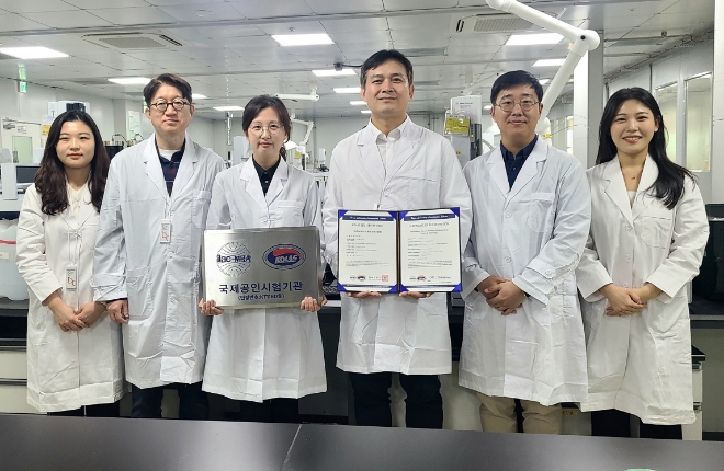 SK이노베이션 환경과학기술원 구성원들이 RoHS 국제공인시험기관 자격 인증 획득을 소개하고 있다. / 사진=SK이노베이션 제공