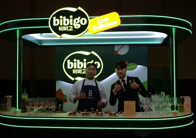 지난 26일 그랜드 인터컨티넨탈 서울 파르나스 호텔에서 열린 ‘Asia’s 50 Best Restaurants 2024’ 시상식에 마련된 CJ제일제당 비비고 부스에서 퀴진케이 소속 영셰프들이 비비고 제품을 활용해 개발한 ‘K-푸드 케이터링’ 메뉴를 선보이고 있다. / 사진=CJ제일제당 제공