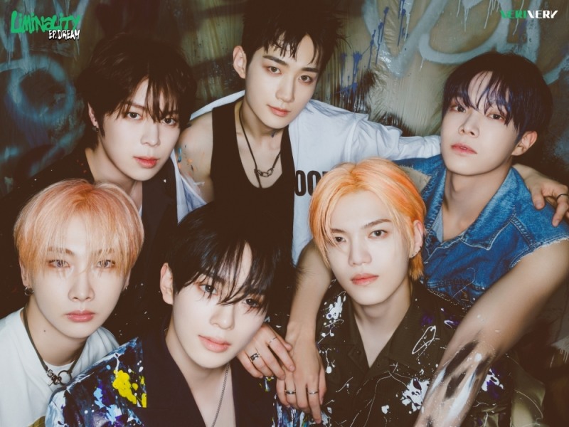 베리베리(VERIVERY), 팬클럽 창단 5주년 라이브 소통…남다른 팬서비스로 감동 선사