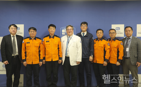 22일가톨릭대학교의정부성모병원경기북부권역외상센터조항주센터장(가운데왼쪽)와119Heli-EMS사업현장의료진및구급대원들이단체사진을촬영하고있다.
