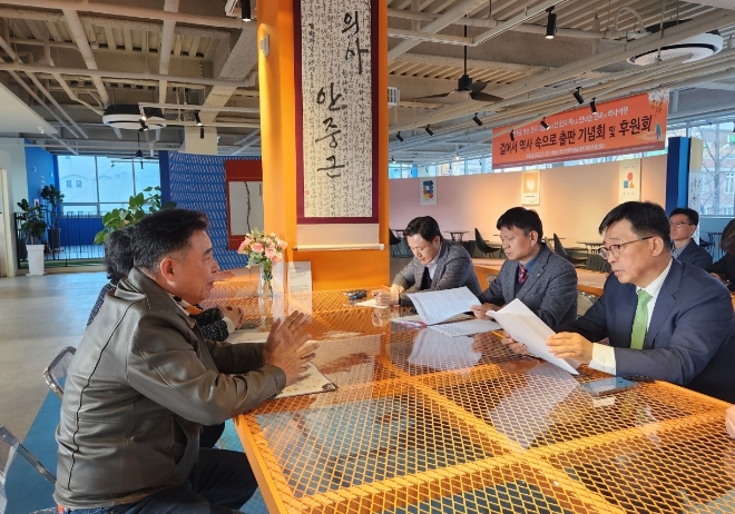 김춘진 한국농수산식품유통공사 사장(오른쪽 첫 번째), 강동오 ㈜강동오케익 풍년제과 대표(왼쪽 첫 번째)가 간담회를 진행하고 있다. / 사진=한국농수산식품유통공사 제공