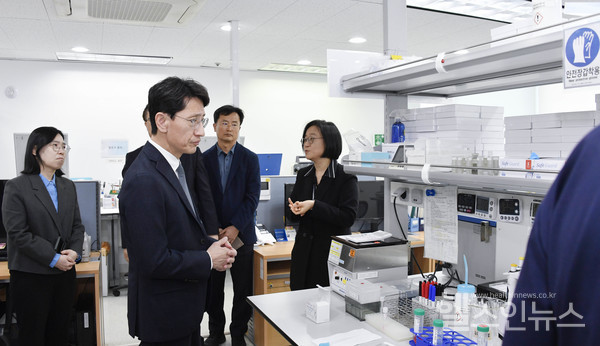 13일김윤상기획재정부2차관이한국장기조직기증원KODALAB에방문하여검사장비를둘러보고있다.