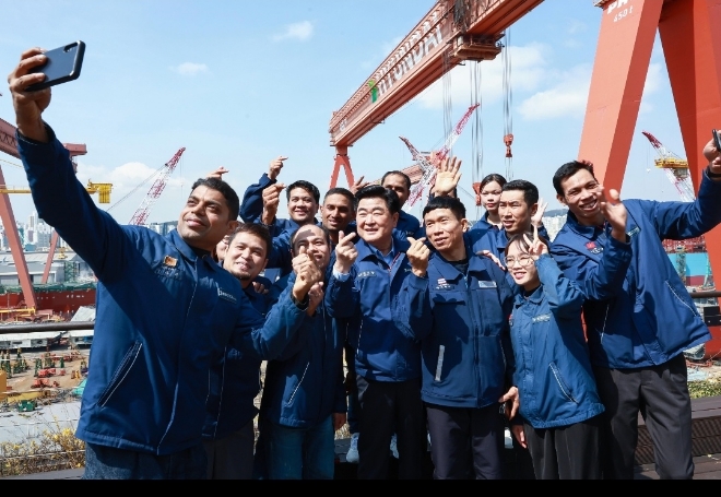 권오갑 HD현대 회장(가운데)이 외국인 근로자들과 기념 촬영을 하고 있다. / 사진-HD현대 제공