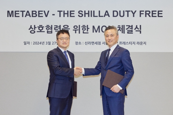 이달 27일 서울 중구에 위치한 신라면세점 서울점 VIP 프레스티지 라운지에서 김태호 호텔신라 TR부문장(사진 왼쪽)과 여인수 메타베브코리아 대표가 업무협약을 체결한 후 기념촬영을 하고 있다. / 사진=신라면세점 제공