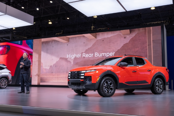 브래드 아놀드(Brad Arnold) 현대차·기아 미국기술연구소 시니어 디자인 매니저가 ‘싼타크루즈’ 상품성 개선 모델을 소개하고 있다. / 사진=현대자동차 제공