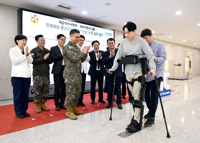 현대자동차그룹은 28일 국군의무사령부에서 기아 특수사업부장 김익태 전무, 국군의무사령관 하범만 준장 등 관계자들이 참석한 가운데 국군의무사령부와 ‘부상군인 재활지원’ 협약을 체결했다고 밝혔다. 사진은 현대차그룹 연구원이 ‘엑스블 멕스’를 시연하는 모습. (사진 = 현대자동차그룹 제공)