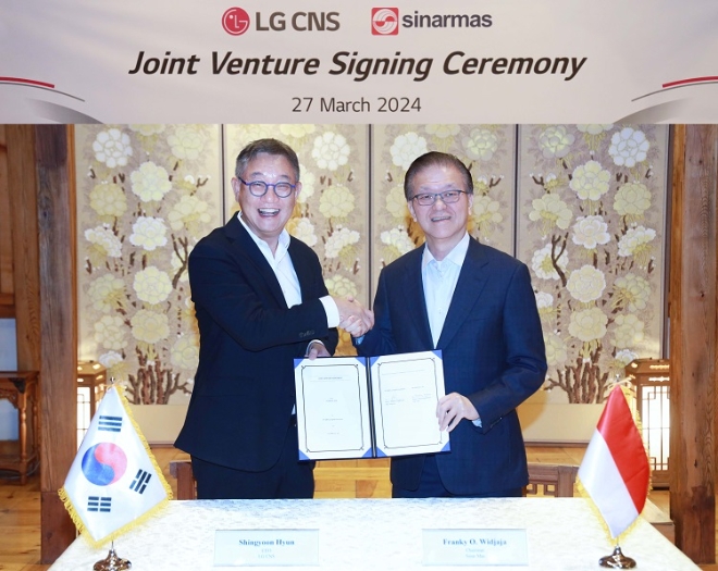 LG CNS는 지난 27일 인도네시아 시나르마스와 합작법인 설립을 위한 투자 계약을 체결했다고 28일 밝혔다. 사진은 (좌측)LG CNS 현신균 대표와 시나르마스 프랭키 우스만 위자야 회장이 합작투자 계약을 체결하는 모습. (사진 = LG CNS 제공)