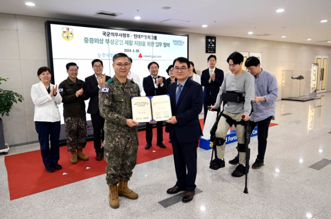 하범만 국군의무사령관 준장, 김익태 기아 특수사업부장(전무) 등 관계자들이 기념 촬영을 하고 있다. / 사진=현대차그룹 제공