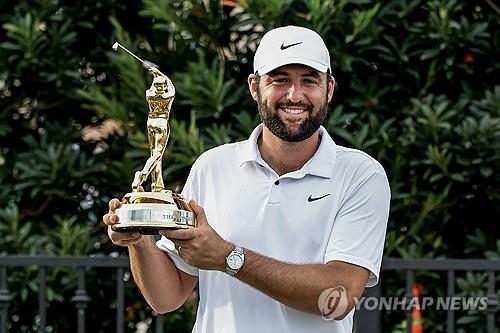 사진=우승 트로피를 들고 기뻐하는 셰플러