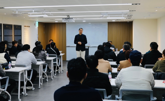 송호섭 bhc 대표(가운데)가 가맹점주들과 다양한 논의를 이어가고 있다. / 사진=bhc 제공