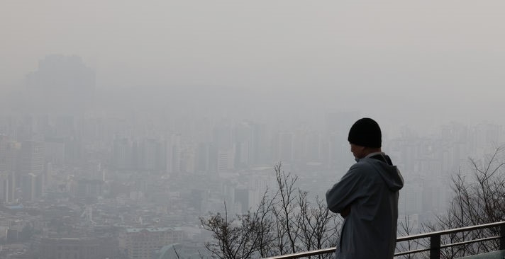 서울 남산에서 바라본 서울 도심이 뿌옇다.