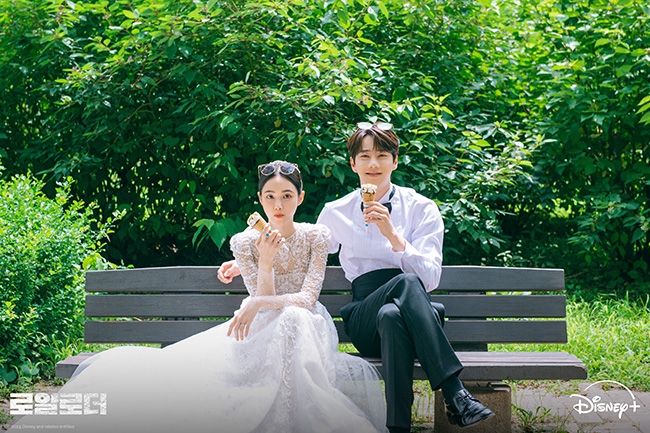 ‘로얄로더’ 이준영X홍수주의 완벽 얼굴합 담은 비하인드 웨딩 스틸 공개…케미 한도 초과