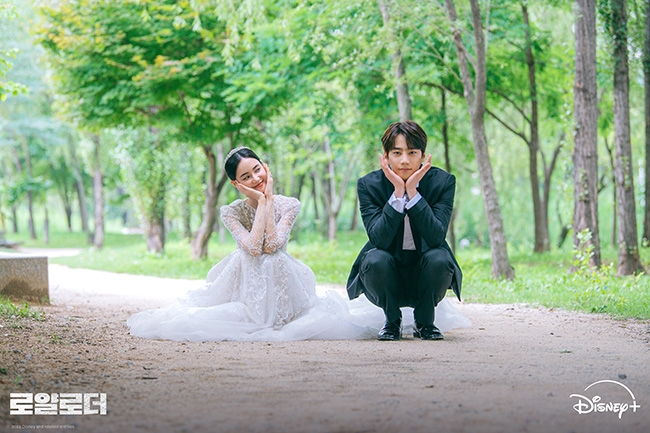 ‘로얄로더’ 이준영X홍수주의 완벽 얼굴합 담은 비하인드 웨딩 스틸 공개…케미 한도 초과