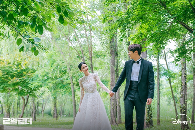 ‘로얄로더’ 이준영X홍수주의 완벽 얼굴합 담은 비하인드 웨딩 스틸 공개…케미 한도 초과
