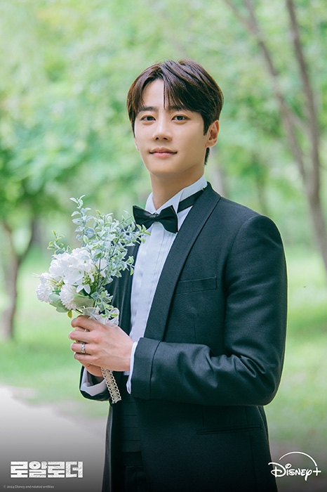 ‘로얄로더’ 이준영X홍수주의 완벽 얼굴합 담은 비하인드 웨딩 스틸 공개…케미 한도 초과