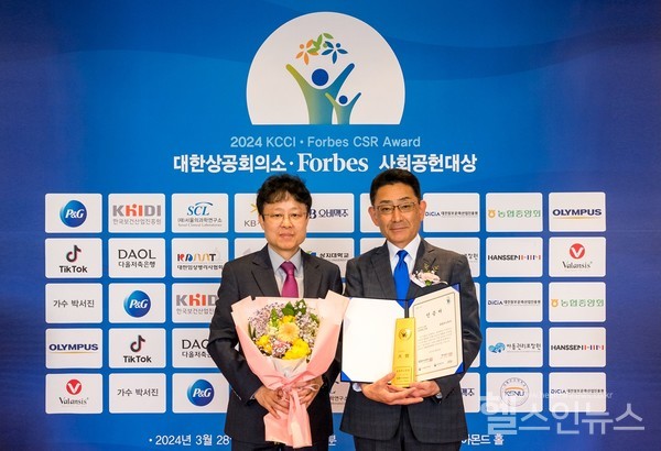 (왼쪽부터)홍승갑경영지원본부본부장,올림푸스한국오카다나오키대표(올림푸스한국제공)