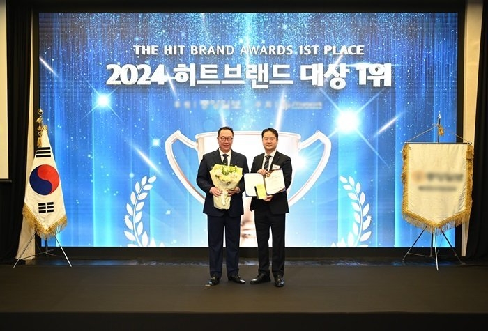 사진=수상자로 나선 안형준 SFG 한식사업부 사장(우측)과 시상자 박상면 배우