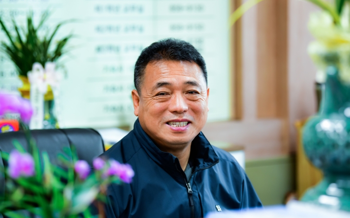 집무실에서의 남성고 김은철 교장