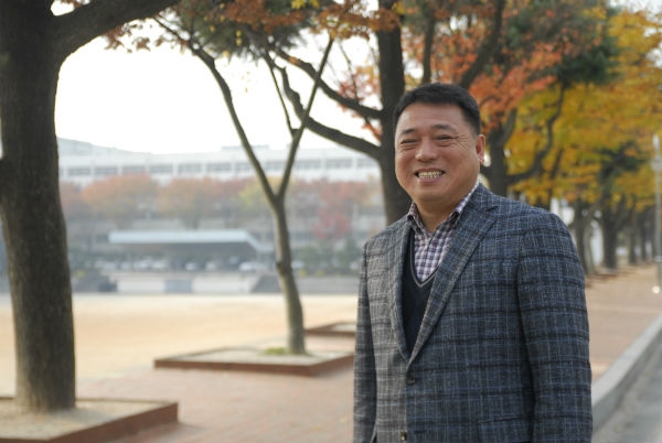 남성고 교정에 선 김은철 교장.
