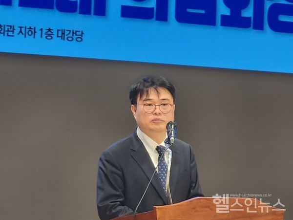 29일오전용산대한의사협회관에서대한의사협회임현택회장당선자가기자들의질문에답변하고있다.