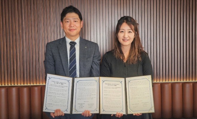 전용필 한국농수산식품유통공사 두바이지사장(왼쪽)과 김혜진 카타르 코리안푸드센터 대표가 협약식 후 기념 촬영하고 있다. / 사진=한국농수산식품유통공사 제공