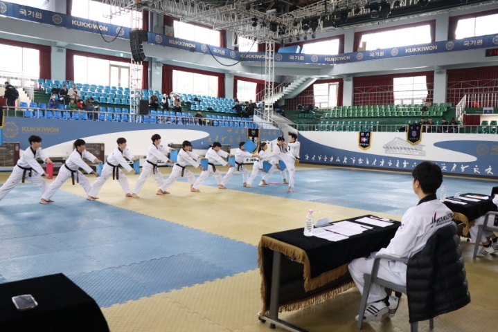 국기원 태권도시범단 상근 단원이 시범 수행능력평가에서 기술을 선보이고 있다.