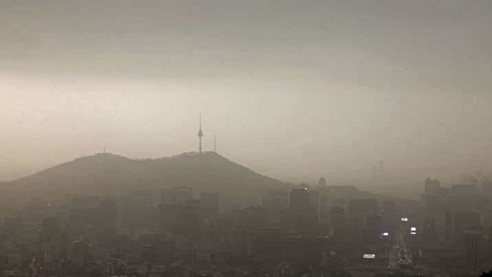 전국에 황사가 덮친 지난 29일 오전 서울 종로구 북악산에서 바라본 누런 서울 도심 위로 비구름이 드리우고 있다. 