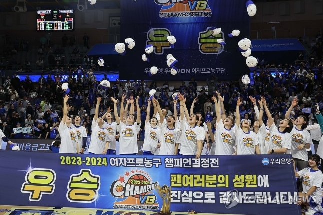 사진=우리은행 선수들이 우승 기념사진을 찍고 있다.