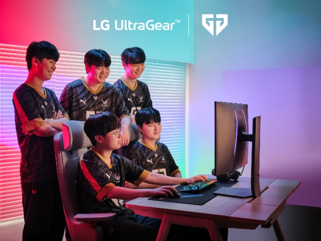 LG전자가 역동적인 게임은 물론, 고화질 영화 등 콘텐츠에 따라 화질을 맞춰 즐기는 ‘LG 울트라기어(UltraGearTM)’ 올레드 게이밍 모니터 신제품을 출시한다. 사진은 LG전자와 파트너십을 맺은 젠지 이스포츠 소속 리그오브레전드 선수단이 제품을 체험하는 모습.