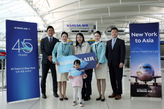 항공권 당첨자 김지현 씨(가운데)와 대한항공 관계자들이 기념 촬영하고 있다. / 사진=대한항공 제공
