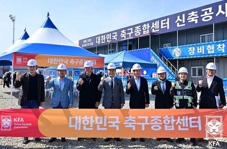 사진=동부건설 허상희 부회장, 박상돈 천안시장, 대한축구협회 정몽규 회장, 히딩크 감독이 현장관계자들과 기념 사진을 촬영하고 있다.