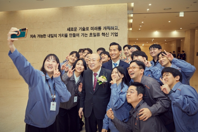 한화그룹은 김승연 회장이 지난달 29일 한화에어로스페이스 대전 R&D 캠퍼스를 전격 방문했다고 1일 밝혔다. 사진은 김 회장과 김동관 부회장이, 한화에어로스페이스 대전 R&D 캠퍼스에서 직원들과 함께 셀카를 찍고 있는 모습. (사진 = 한화그룹 제공)