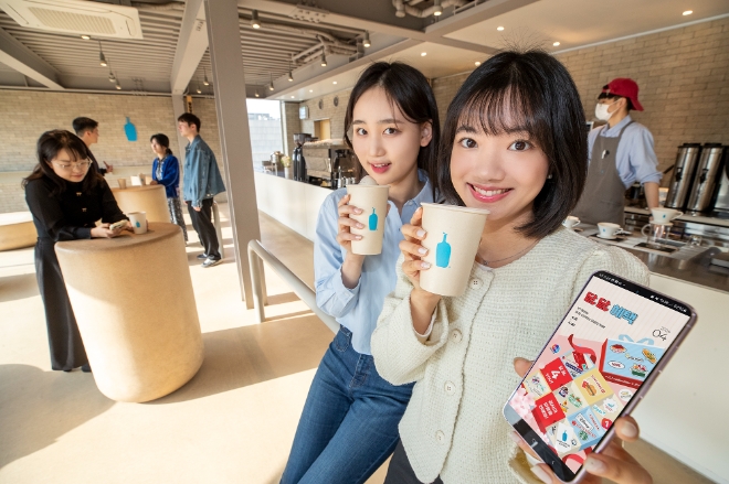 KT는 ‘달.달.혜택’, ‘Y포차’, ‘달.나.라 티켓’ 등 모든 등급에서 사용 가능한 4월 멤버십 프로모션 혜택을 공개했다고 1일 밝혔다. 사진은 KT 모델들이 서울 삼청동 블루보틀 삼청 카페에서 KT 멤버십 ‘달.달.혜택’ 4월 프로모션을 소개하는 모습. (사진 = KT 제공)