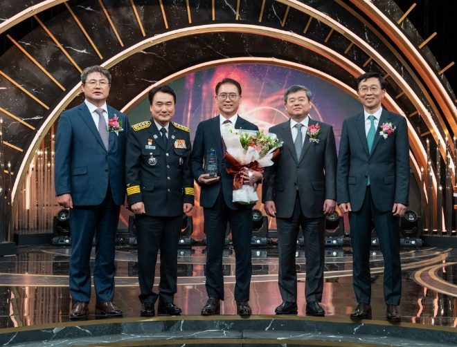 정종표 DB손해보험 사장, 남화영 소방청 청장, 류열 에쓰오일 사장, 박민 KBS 사장, 이상우 KBS미디어 사장(왼쪽부터)이 시상식 후 기념 촬영하고 있다. / 사진=에쓰오일 제공