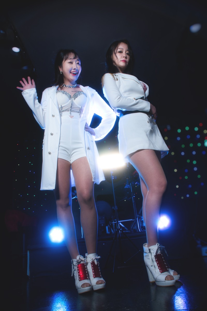 사진=EDM 트롯걸그룹 '투티스' 멤버 진아(좌), 천송이(우) / 사진출처=킹엔터테인먼트