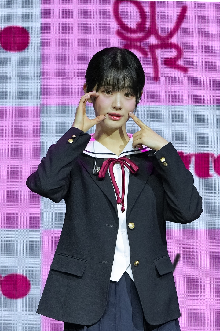 쵸단이 QWER의 Q를 표현하고 있다 (드럼, 서브보컬)