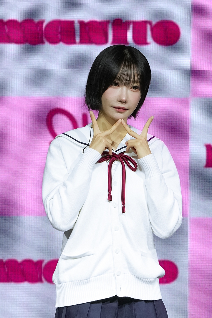 마젠타가 QWER의 W를 표현하고 있다 (베이스)