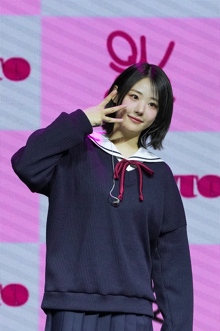 히나가 QWER의 E를 표현하고 있다 (기타, 키보드)