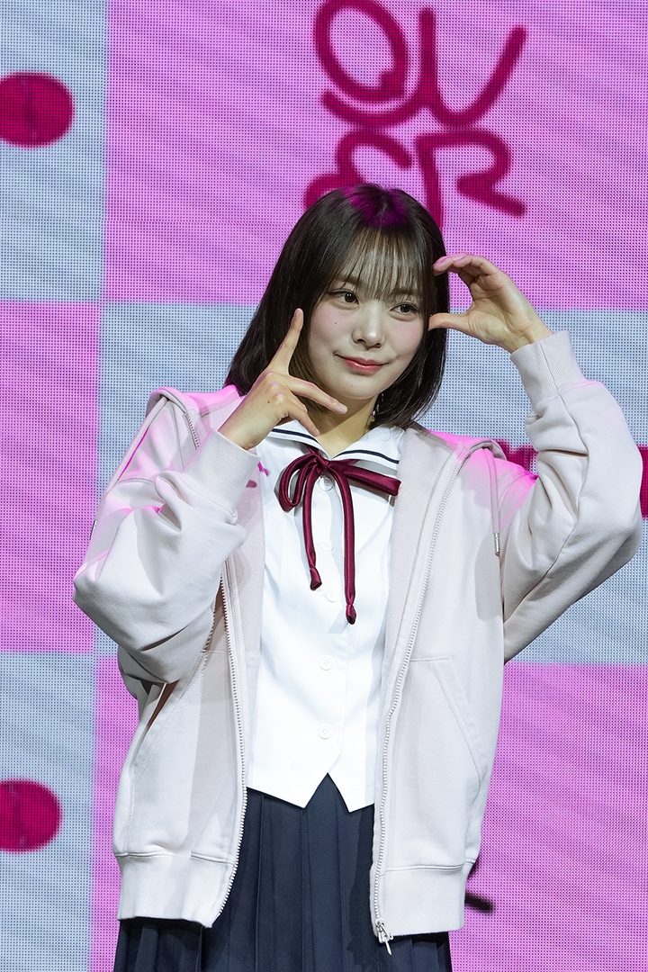 시연이 QWER의 R을 표현하고 있다 (보컬, 기타)