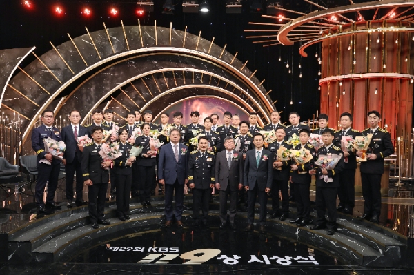 사진=지난 1일 서울시 여의도 KBS공개홀에서 열린 'KBS119상' 시상식에서 (첫번째열 왼쪽부터) DB손해보험 정종표 사장과 남화영 소방청장, KBS 박민 사장, KBS미디어 이상우 사장이 수상자들과 기념촬영을 하고 있다.
