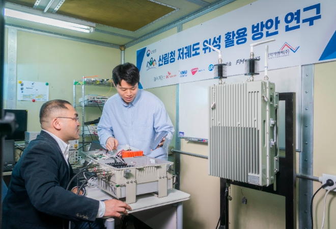 SK텔레콤(SKT)은 위성과 소형 기지국을 결합한 긴급통신 기술을 개발해 산불 등 중대재해에 대응하는 사회안전망을 강화한다고 2일 밝혔다. 사진은 SKT 연구원들이 위성 기반 무선 백홀에 자사의 소형 기지국을 결합하는 연구를 진행하는 모습. (사진 = SKT 제공)