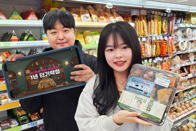LG유플러스는 GS25와 제휴를 맺고 다이렉트 인터넷 요금제 저변 확대에 나선다고 2일 밝혔다. 사진은 LG유플러스 모델이 GS25 편의점 도시락에 부착된 다이렉트 인터넷 요금제 QR코드를 알리는 모습. (사진 = LG유플러스 제공)