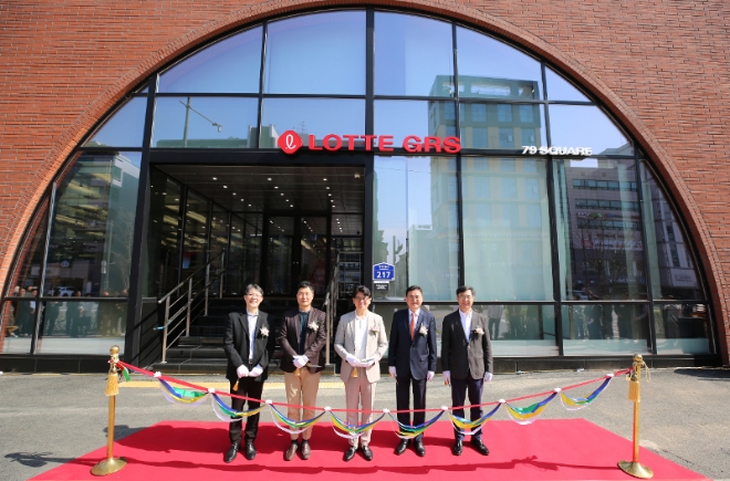 황문호 롯데GRS 사외이사, 차우철 롯데GRS 대표이사, 최성민 롯데GRS 노동조합위원장, 신동권 롯데GRS 사외이사, 이황 롯데GRS 전 사외이사(왼쪽부터)가 개소식에서 기념 촬영하고 있다. / 사진=롯데GRS 제공