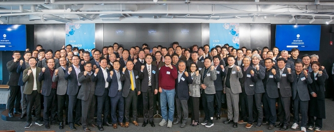 코웨이가 지난 1일 서울 구로구 지타워 본사에서 ‘2024년 동반성장데이’를 개최했다. 이날 행사에 참석한 김기배 코웨이 구매실장(첫째 줄 왼쪽 아홉 번째)과 파트너사 관계자들이 기념사진을 촬영하고 있다.